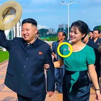 Korea Utara dikenal sebagai negara yang tertutup akan budaya luar dan menerapkan aturan ketat pada penduduknya. Namun Ri berani mendobrak aturan, dengan memakai brand luar negeri seperti Chanel dan Dior untuk tas atau bros. Foto: Dok. Eastnews