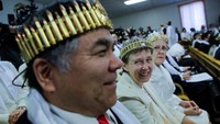 Beberapa dari mereka mengenakan mahkota yang terbuat dari rangkaian peluru. (Foto: Dok. REUTERS/Eduardo Munoz)