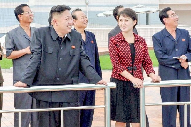 Gaya Ri Sol-ju dalam acara kenegaraan. Ri tampil segar dengan rambut pendek, sementara istri para presiden Korut sebelumnya berambut panjang. Ia juga mencuri atensi atas pilihan jaket polkadotnya yang berwarna cerah. Foto: Dok. Eastnews