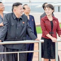 Gaya Ri Sol-ju dalam acara kenegaraan. Ri tampil segar dengan rambut pendek, sementara istri para presiden Korut sebelumnya berambut panjang. Ia juga mencuri atensi atas pilihan jaket polkadotnya yang berwarna cerah. Foto: Dok. Eastnews