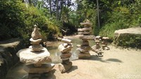 Batuan rock balancing itu bukan batu andesit namun batu kapur yang ada di sekitar lokasi. Beberapa batu yang tersusun ketinggiannya lebih dari satu meter (Usman Hadi/detikTravel)