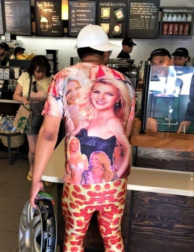 Britney Spears memang ikon musik pop di era 2000an awal. Tapi jangan juga memakai busana yang penuh dengan wajahnya. Apalagi jika digabungkan dengan legging serupa motif pizza. Foto: Imgur/Instagram