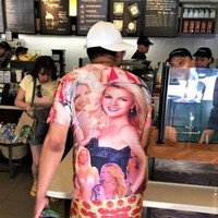 Britney Spears memang ikon musik pop di era 2000an awal. Tapi jangan juga memakai busana yang penuh dengan wajahnya. Apalagi jika digabungkan dengan legging serupa motif pizza. Foto: Imgur/Instagram