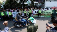 Mereka menduga partainya sengaja tak diloloskan karena takut PBB menjadi besar. Dugaan lain menurutnya karena Ketua Umum PBB Yusril Ihza Mahendra, sering membela ormas Islam dan ulama.