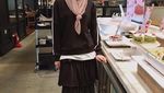 Intip Pose Cantik Hijabers Korea, Ayana Jihye Moon Bersama Makanan