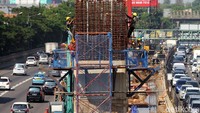 Sejumlah pekerja menyelesaikan pembuatan rangka tiang pancang tol layang Jakarta-Cikampek.