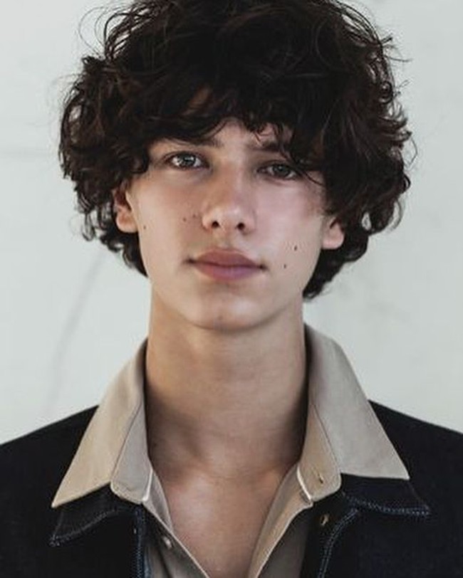 Pangeran Nikolai dari Denmark. Anak tertua dari pasangan Pangeran Joachim dan Alexandra, Countess of Frederiksborg, belum lama ini mencuri berhatian di fashion show Burberry saat perhelatan London Fashion Week, 17 Februari 2018 lalu. Nikolai diketahui sudah menandatangani kontrak dengan agensi model ternama, Scoop Models. Meskipun biaya hidupnya tidak ditopang sepenuhnya oleh kerajaan Denmark, ia berhasil menghidup dirinya sendiri dengan menjadi modeldi usia 18 tahun. Foto: Instagram/scoopmodels