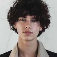 Pangeran Nikolai dari Denmark. Anak tertua dari pasangan Pangeran Joachim dan Alexandra, Countess of Frederiksborg, belum lama ini mencuri berhatian di fashion show Burberry saat perhelatan London Fashion Week, 17 Februari 2018 lalu. Nikolai diketahui sudah menandatangani kontrak dengan agensi model ternama, Scoop Models. Meskipun biaya hidupnya tidak ditopang sepenuhnya oleh kerajaan Denmark, ia berhasil menghidup dirinya sendiri dengan menjadi modeldi usia 18 tahun. Foto: Instagram/scoopmodels