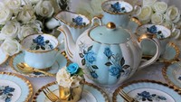 Biru cantik dan segar jadi warna dominan tea set shabby chic ini. Foto: Istock