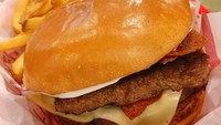 Wah, Ayana doyan banget burger Wendys. Ia bahkan bilang kalau tak bisa bertemu dengannya, datang saja ke Wendys. Saya akan makan burger, kentang goreng dan frosty di sana, tutur Ayana. Foto: Instagram xolovelyayana