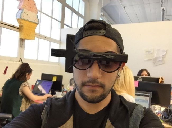 Kacamata dengan aksen pria disalip bisa jadi aksesori yang menyinggung. Foto: Imgur/Instagram