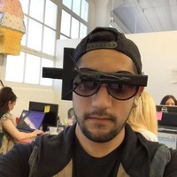 Kacamata dengan aksen pria disalip bisa jadi aksesori yang menyinggung. Foto: Imgur/Instagram