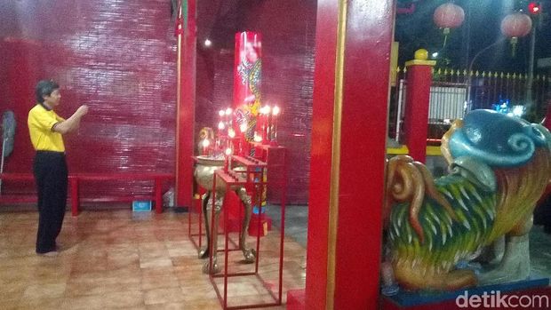 Warga berdoa sebelum perayaan Cap Go Meh
