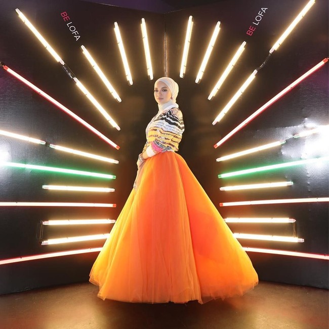 Noor Neelofa merupakan aktris sekaligus pengusaha hijab bernama Naelofar Hijab. Produk hijabnya ini pun cukup populer hingga pernah jadi seragam pilot berhijab maskapai internasional Air Asia. Foto: Instagram