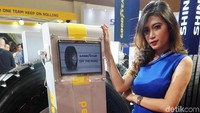 SPG ban ini berpose dengan manis di antara sela-sela ban berukuran besar untuk truk dan bus.