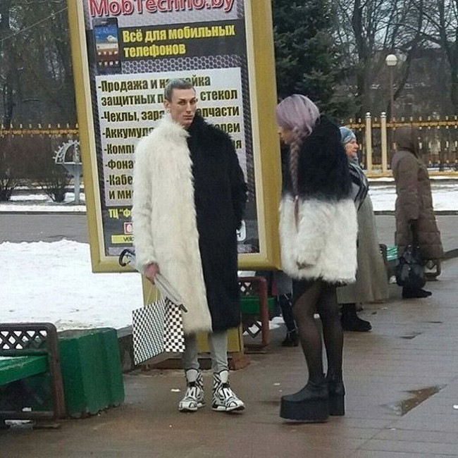 Dua fashionista ini sepertinya sengaja tampil kembaran dengan tema monokrom. Tapi pria dengan jubah berbulu hitam-putih justru terlihat menggelikan. Foto: Imgur/Instagram