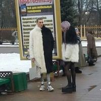 Dua fashionista ini sepertinya sengaja tampil kembaran dengan tema monokrom. Tapi pria dengan jubah berbulu hitam-putih justru terlihat menggelikan. Foto: Imgur/Instagram