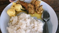 Wih, menu makan malam Ayana kelihatan ngenyangin banget. Ada nasi, kari ayam dan segelas susu segar dengan es batu. Foto: Instagram xolovelyayana