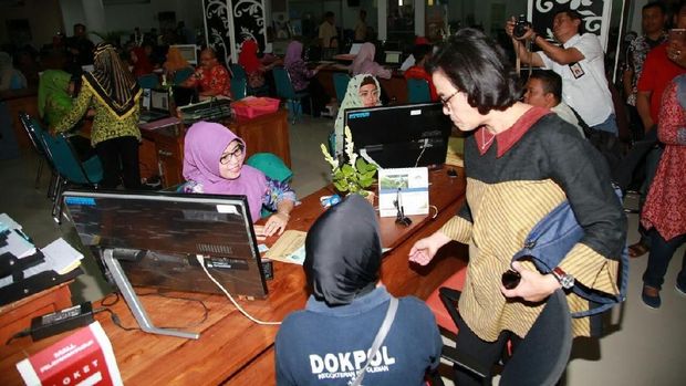 Ke Banyuwangi, Luhut-Sri Mulyani Blusukan di Mal Pelayanan Publik