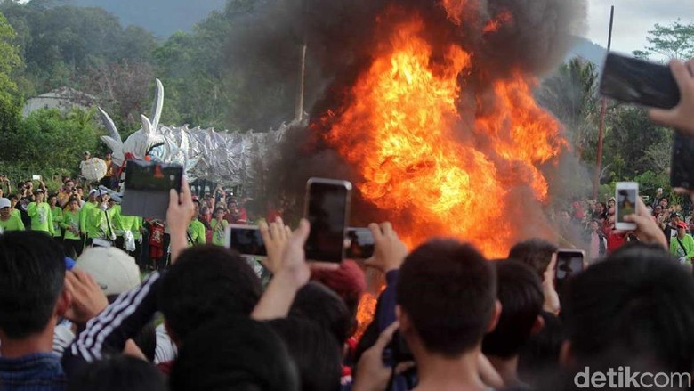 Ritual naga menuju kahyangan di Singkawang (Randy/detikTravel) Ritual naga menuju kahyangan di Singkawang (Randy/detikTravel)