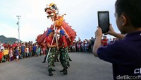 Jepret, mereka mengabadikan aksi barongsai.