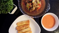 Sarapan penyanyi bernama asli Tantri Syalindri Ichlasari ini lengkap banget! Ada pindang iga sapi dan lumpia goreng. Semuanya dimasak sendiri, lho olehnya. Foto: Instagram @tantrisyalindri