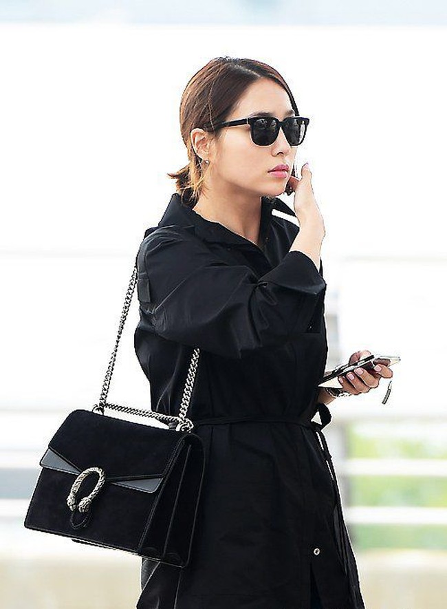 Bintang serial Boys Over Flowers dan Big, Lee Min Jung, dijuluki sebagai fashionable mama setelah fotonya di airport beberapa bulan setelah melahirkan beredar di internet. Pada penampilannya sebagai ibu, Lee tampil stylish memakai trench coat dan tas Gucci Dionysus berwarna hitam berbahan suede seharga US$ 2.650 atau sekitar Rp 36 juta. Foto: Istimewa
