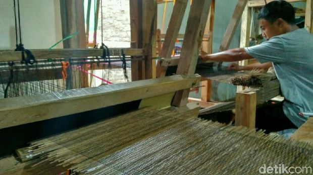 Kerajian tenun lidi kelapa di Ciamis