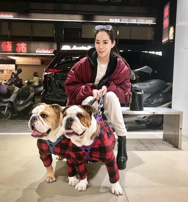 Meski dikenal sebagai salah satu anak orang terkaya di Singapura, Arissa Cheo tidak terlalu sering pamer memakai barang high end. Dia lebih suka mengunggah foto yang memperlihatkan penampilannya memakai busana rancangannya sendiri. Foto: Instagram@xarissaxcheox