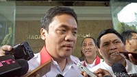 Masyarakat akan disuguhi kopi dan jajanan pasar bila berkonsultasi dengan Habiburokhman. Konsultasi juga tidak dipungut biaya alias gratis. Namun, sebelum Kopi Om Dilan dibuka di pasar-pasar, Habiburokhman akan melayani permintaan bantuan lewat media sosial. Foto: (Denita Matondang-detikcom)