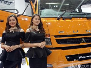 Si Cantik yang Bikin Melirik di Pameran Bus dan Truk