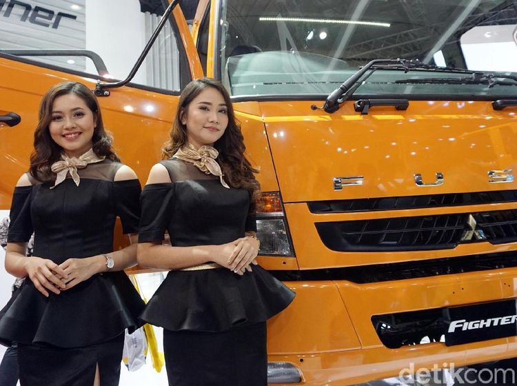 Si Cantik yang Bikin Melirik di Pameran Bus dan Truk