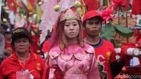 Salah satu peserta wanita yang ikut Parade Cap Go Meh. Nuansa pink melembutkan atraksi Tatung yang cenderung ekstrem (Randy/detikTravel)