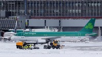 Maskapai Aer Lingus juga memutuskan membatalkan dan menunda semua penerbangannya hari ini (Foto: Dok. Garret White / The Sun)