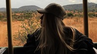 Saat Neymar Jr sekeluarga liburan ke Afrika Selatan, Rafaella juga ikut dalam rombongan. Ini saat dia asyik ikut bersafari di Afsel. (Instagram/@rafaella)