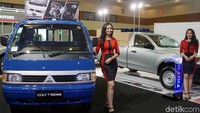 Para pemanis ini selalu tersenyum dan berpose di depan kamera yang menyorotnya.
