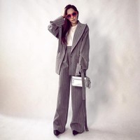 Ini adalah salah satu gaya Arissa Cheo saat menjalani pemotretan untuk label busananya Arissa X. Foto: Instagram@xarissaxcheox