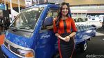 Si Cantik yang Bikin Melirik di Pameran Bus dan Truk