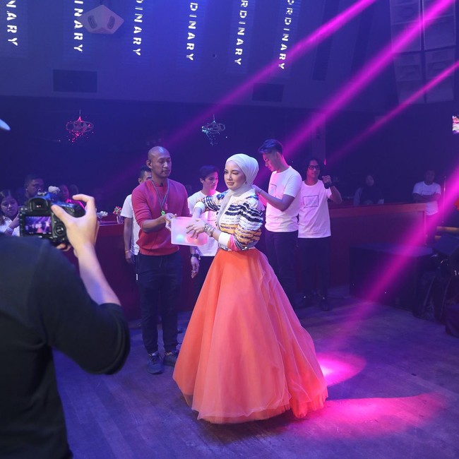 Acara peluncuran produk hijab terbarunya ini mengambil konsep yang lebih nyentrik dari kebanyakan acara hijab lainnya. Sang desainer awalnya ingin membuat konsep fun dengan acara hiburan lipsync battle. Foto: Instagram