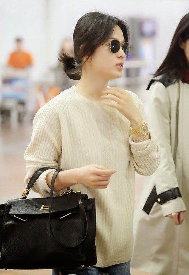 Song Hye Kyo yang populer di Indonesia lewat serial Autumn in My Heart (2000), All In (2003), Full House (2004), That Winter, the Wind Blows (2013) dan Descendants of the Sun (2016) tampil casual di Bandara Incheon membawa tas Hermes Kelly seharga Rp 250 juta. Foto: Istimewa