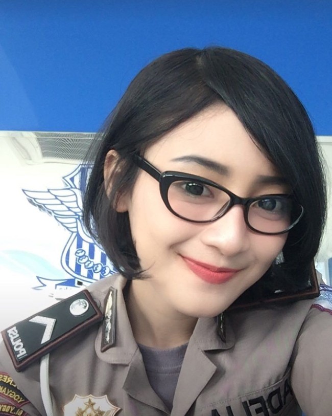 Netizen takjub karena selain cantik, Adelia Eka Nirwana juga terlihat sangat muda sehingga masih pantas berperan sebagai anak SMP. Foto: Instagram