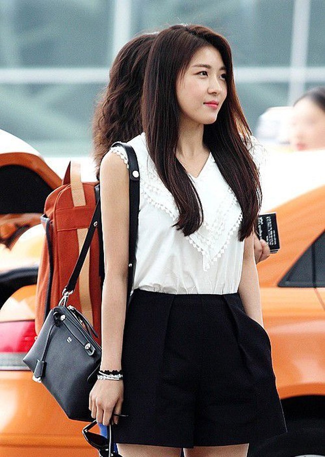 Bintang serial Something Happened in Bali, Secret Garden dan Hospital Ship, Ha Ji Won, tampil cantik dengan rok mini dan dres tanpa lengan serta membawa tas Fendi seharga US$ 1.750 atau sekitar Rp 24 juta. Foto: Istimewa