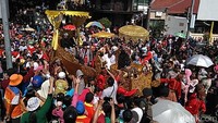 Ribuan masyarakat Kota Cirebon dan wisatawan berbondong-bondong menyaksikan Cap Go Meh di Vihara Dewi Welas Asih (Soedirman/detikTravel)