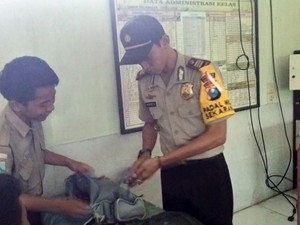 Cegah Penyebaran Video Pelajar Mesum, Polisi Lamongan Razia HP