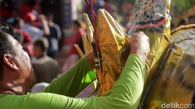Setiap kuping naga diberi dupa sebagai bekal (Randy/detikTravel)
