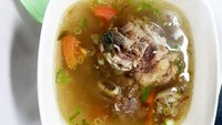 Netizen rans_27 memilih sop buntut berkuah gurih bening. Tak lupa sepotong bakwan jagung yang jadi pelengkap nikmat nasi hangat. Foto: Istimewa