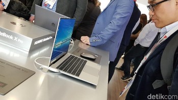 Dengan bezel yang cukup tipis ini, Huawei terpaksa memindahkan posisi webcam. Bukan di bawah layar ataupun pada engsel, mereka punya trik yang cukup menarik. Foto: Achmad Rouzni Noor II/detikINET