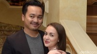  Pasangan yang menikah pada tahun 2010 lalu itu terlihat sangat mesra. Pool/Noel/detikFoto.