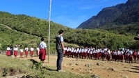 Indonesia Mengajar telah mengirim kloter kedua pada tahun ini untuk mengabdi di Desa Mimin. Desa Mimin ada di kaki Puncak Mandala (Indonesia Mengajar)