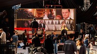 Bagian dalam terdapat screen besar yang memajang momen-momen menarik selama pagelaran tersebut berlangsung. Christopher Polk/Getty Images.